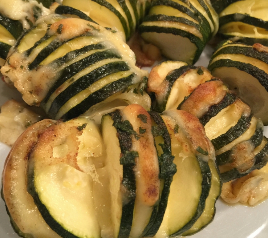 Nowadays, it's all about the slicing. Following the fame of Hasselback potatoes, other vegetables have entered this peculiar way of cooking. Including courgettes!